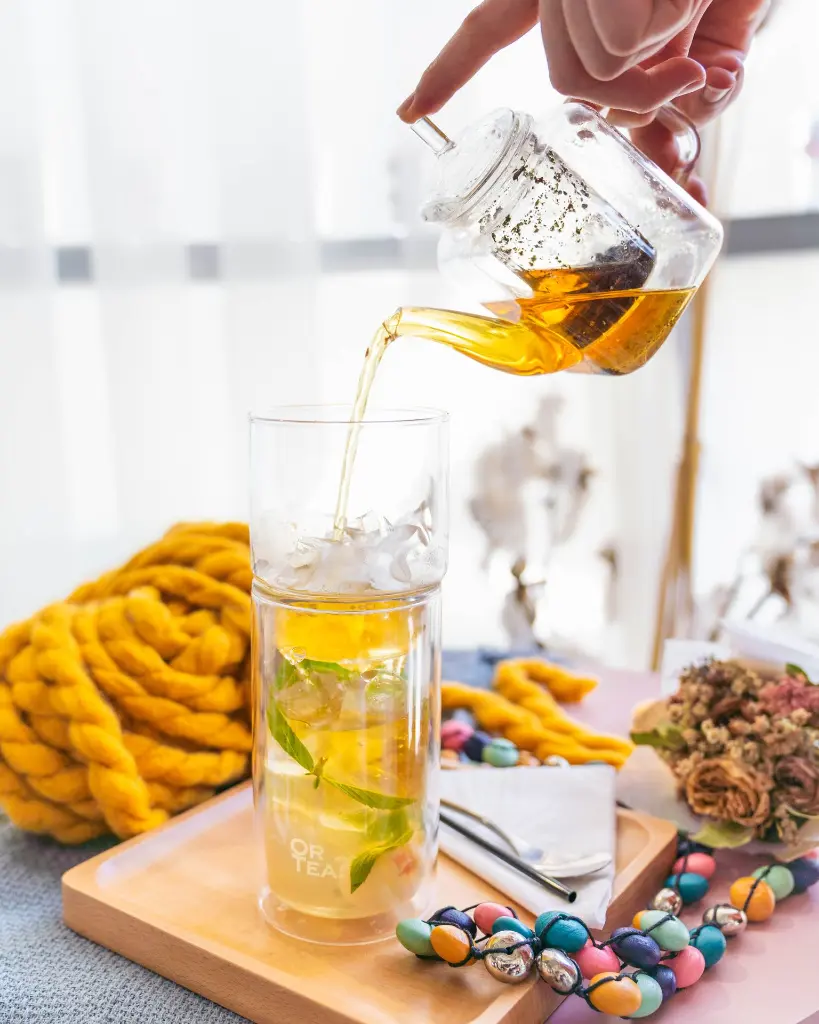 Glassier Pour 2_plus Nathan (1).webp